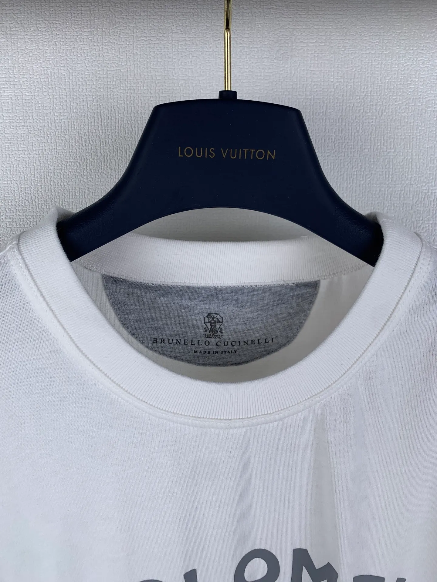 Brunello Cucinelli logo-printed short-sleeved T-shirt. Custom-made Yunrou combed cotton. Light and soft, comfortable and close to the skin. The main color is gentleman's low-key navy blue. Collision with moonlight silver and white printing. Full layering. The brand logo and the discus thrower are the soul symbols of the design. An eternal symbol of strength and aesthetics. The contrasting print is accurately embellished on the chest. The visual rhythm from thick to light interprets the symbiotic philosophy of movement and elegance. Make the logo itself a readable picture. Process 1: Use gradient glue printing The printing has been modified three times on the film screen, from Dark Gray on the edge of the letters to Medium Gray filled inside to Light Gray on the character lines. Gradient printing on the fabric using glue liquid paint, and then baking the fabric to fix the printing pattern. Process 2: The fabrics have been washed and have a better hand feel. Not easy to deform, not easy to shrink, not easy to fade, and maintain long-term beauty. Accessories: Customized 1:1 BC trademark. Version: Loose version. Size: S M L XL